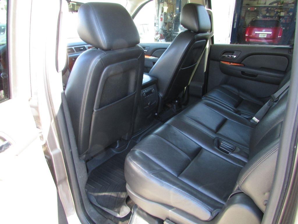 Chevrolet Suburban 4WD 4dr 1500 LT 2013
