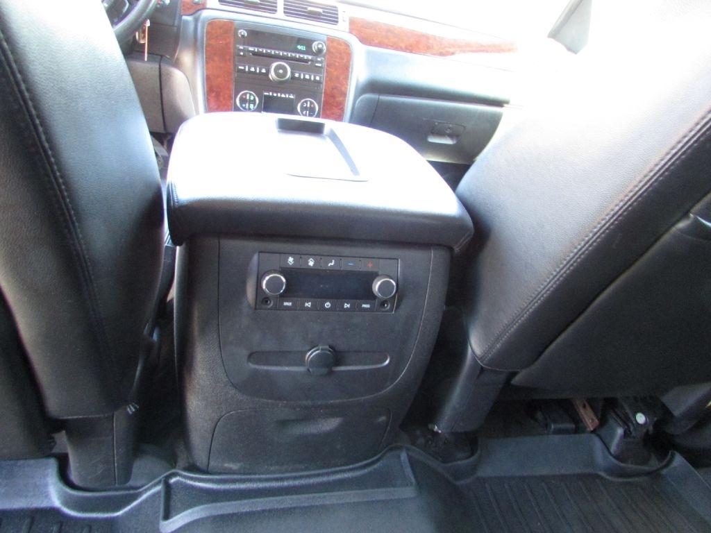 Chevrolet Suburban 4WD 4dr 1500 LT 2013