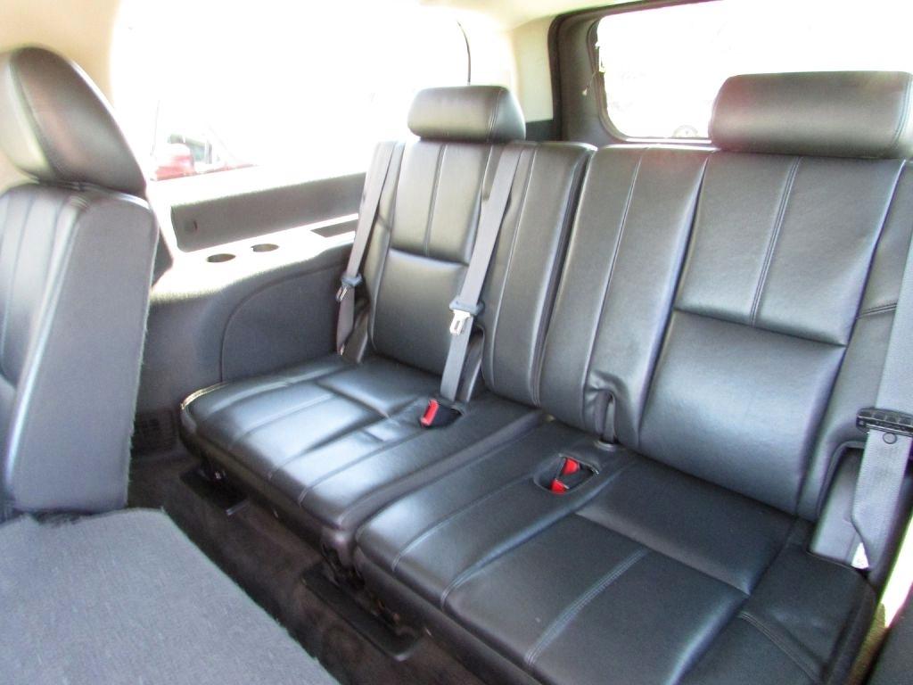 Chevrolet Suburban 4WD 4dr 1500 LT 2013