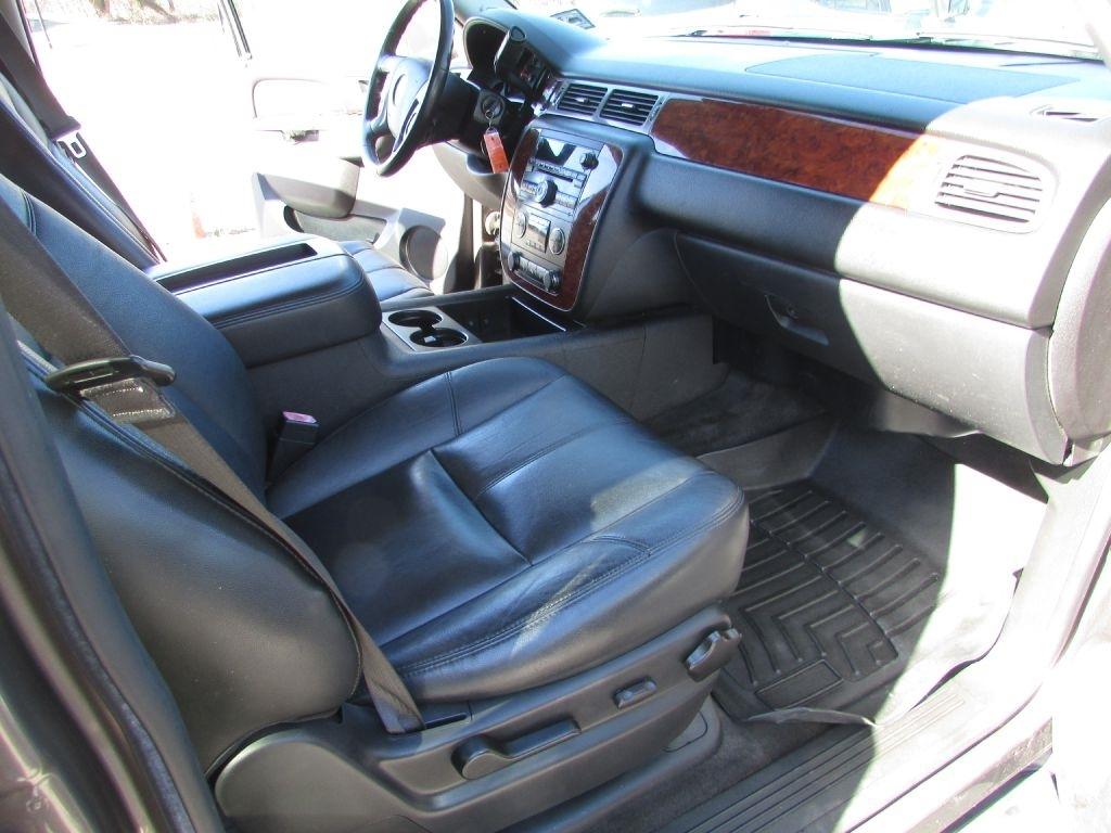 Chevrolet Suburban 4WD 4dr 1500 LT 2013