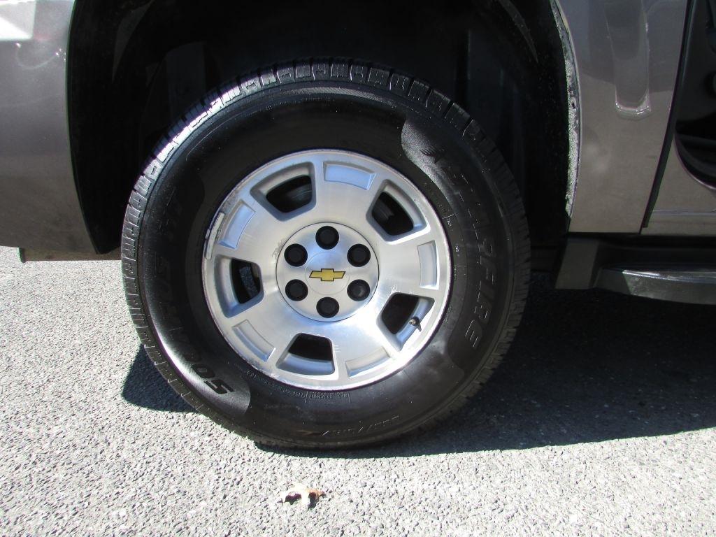 Chevrolet Suburban 4WD 4dr 1500 LT 2013