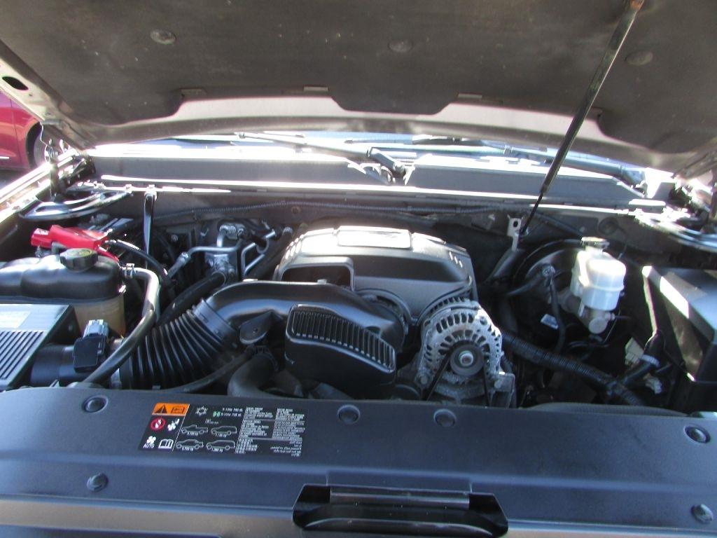 Chevrolet Suburban 4WD 4dr 1500 LT 2013