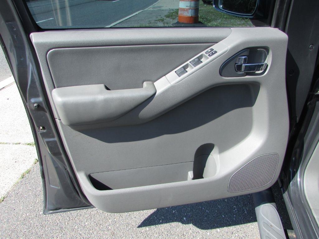 Nissan Frontier 4WD Crew Cab SWB Auto LE 2010