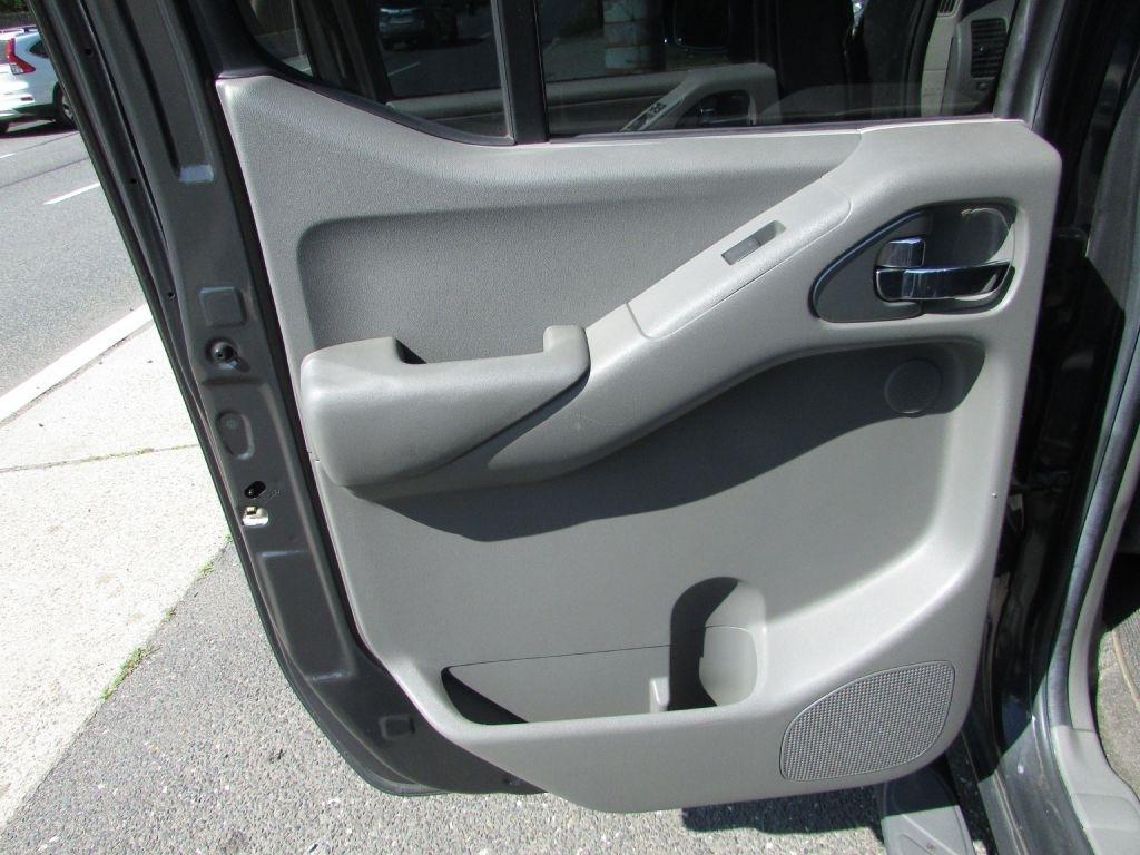 Nissan Frontier 4WD Crew Cab SWB Auto LE 2010