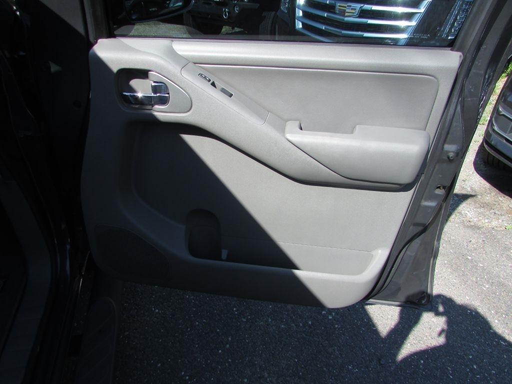 Nissan Frontier 4WD Crew Cab SWB Auto LE 2010