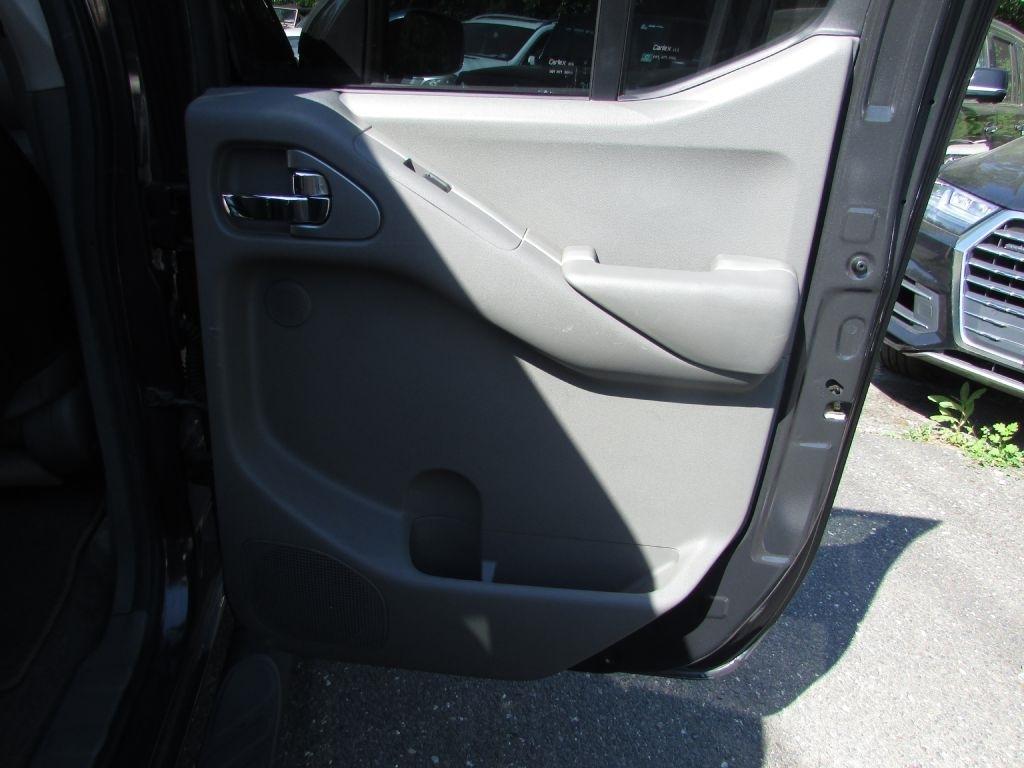 Nissan Frontier 4WD Crew Cab SWB Auto LE 2010