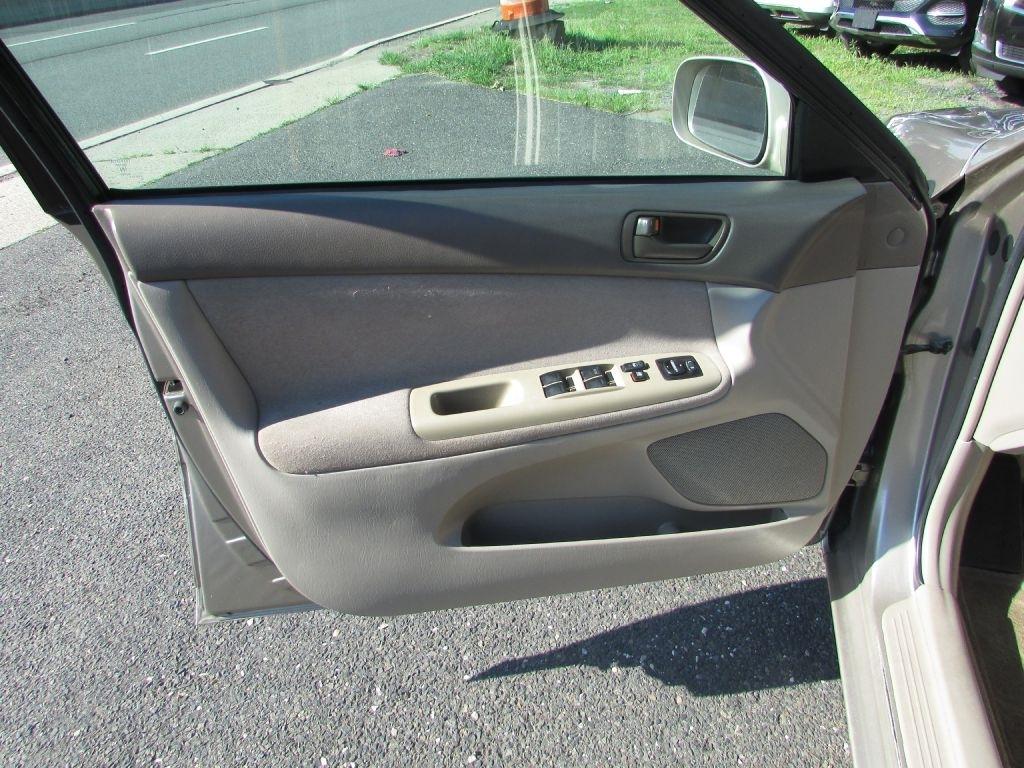 Toyota Camry 4dr Sdn XLE Auto (Natl) 2004