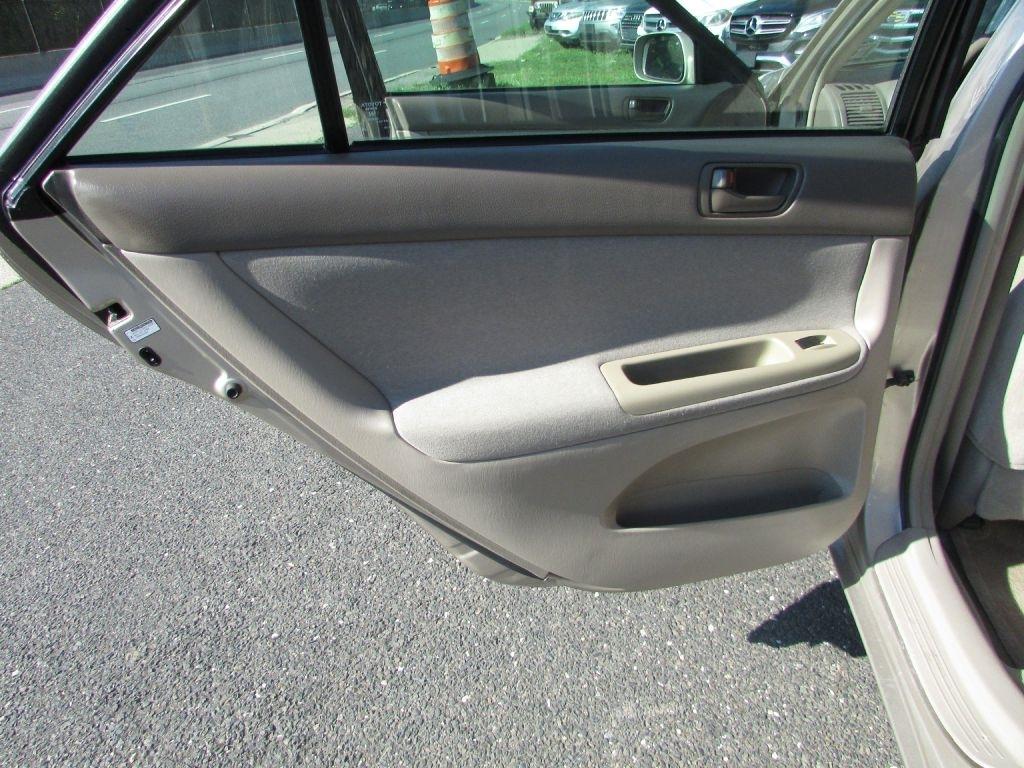 Toyota Camry 4dr Sdn XLE Auto (Natl) 2004