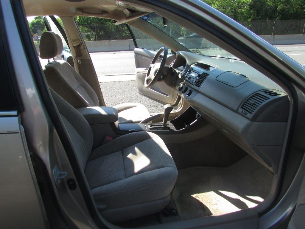 Toyota Camry 4dr Sdn XLE Auto (Natl) 2004