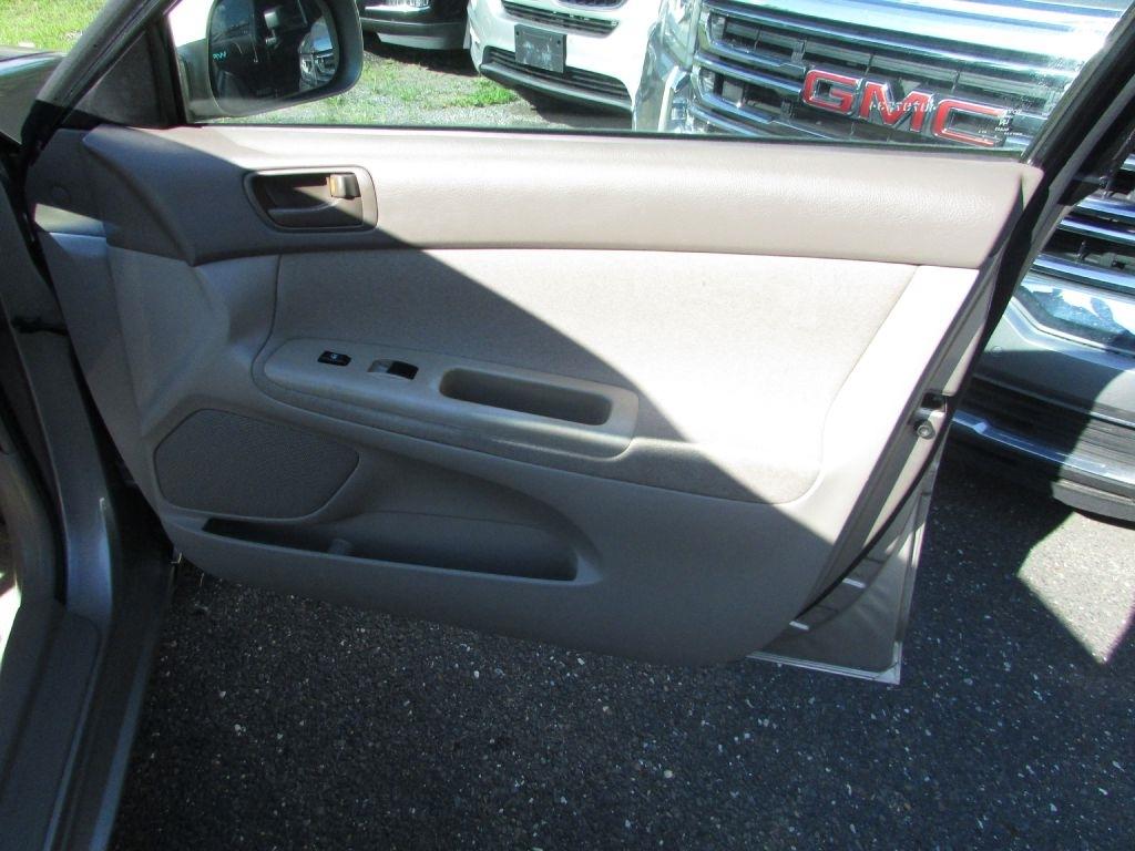 Toyota Camry 4dr Sdn XLE Auto (Natl) 2004
