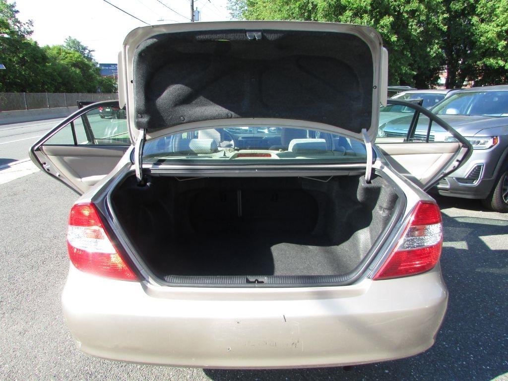 Toyota Camry 4dr Sdn XLE Auto (Natl) 2004