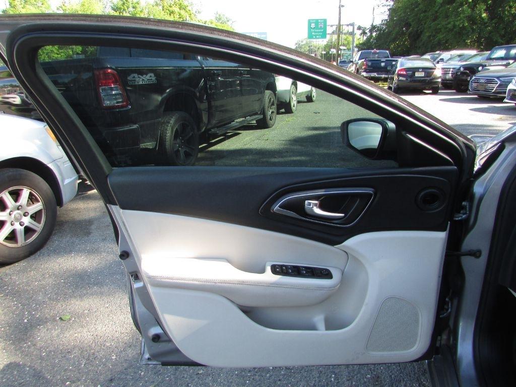 Chrysler 200 4dr Sdn Limited Platinum FWD 2016