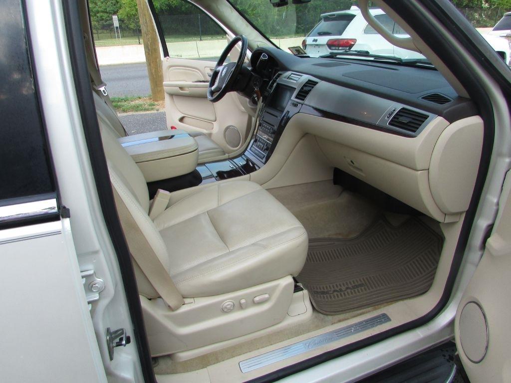 Cadillac Escalade AWD 4dr 2007