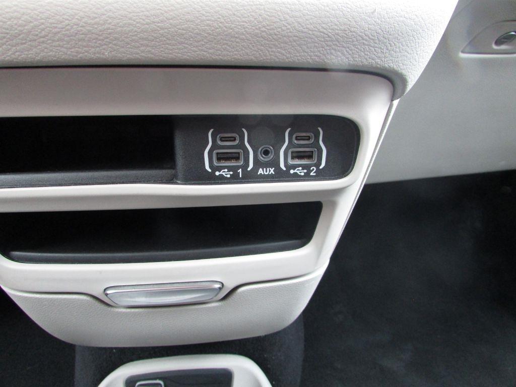 Chrysler Voyager LX FWD 2023