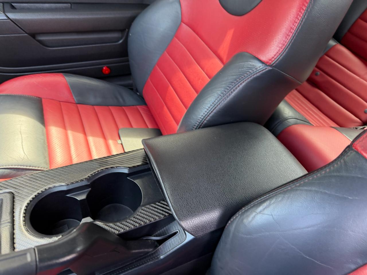 Ford Mustang GT Deluxe Coupe 2006