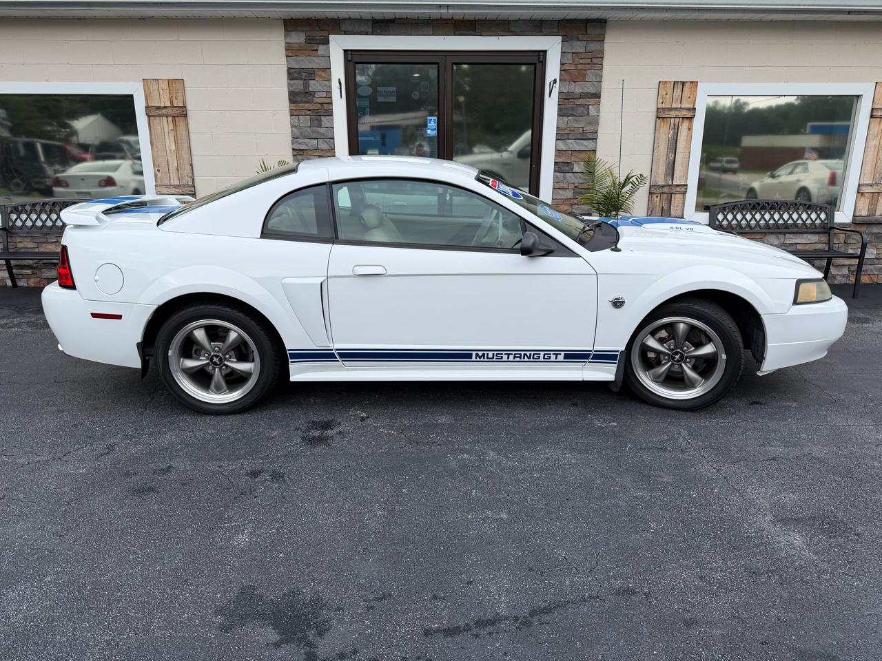 Ford Mustang GT Deluxe Coupe 2004