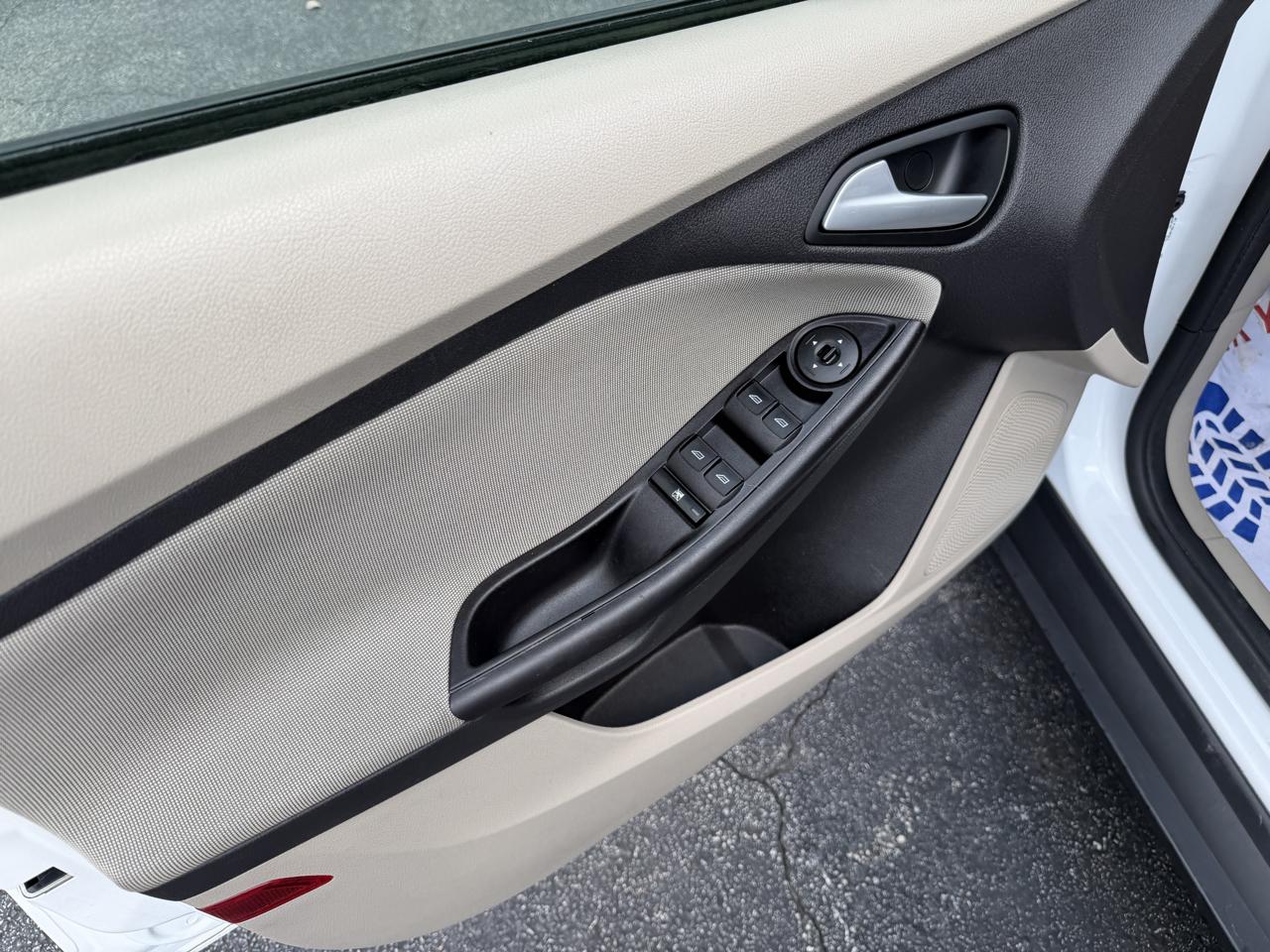 Ford Focus SE Sedan 2013