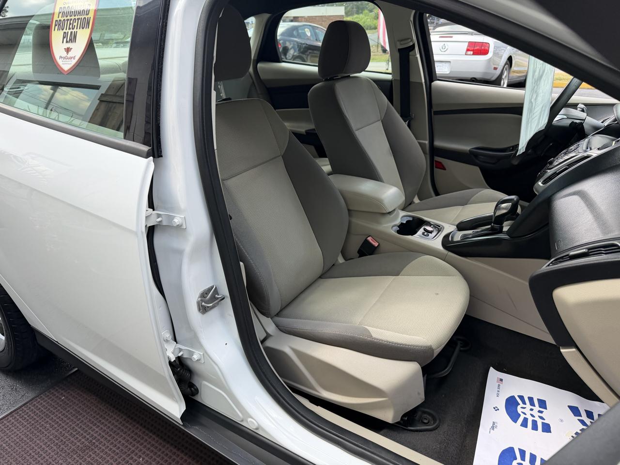 Ford Focus SE Sedan 2013