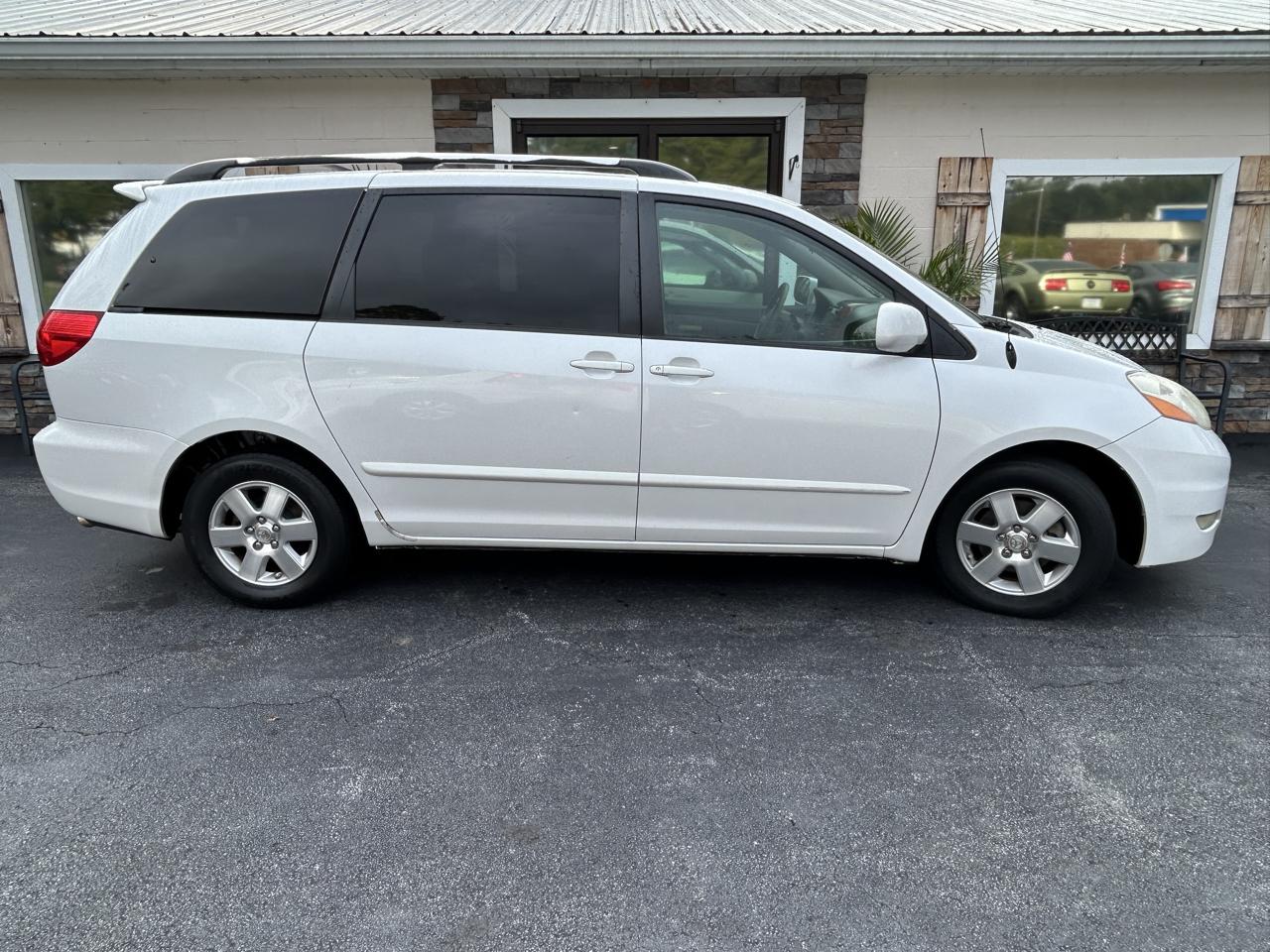 Toyota Sienna photo 2