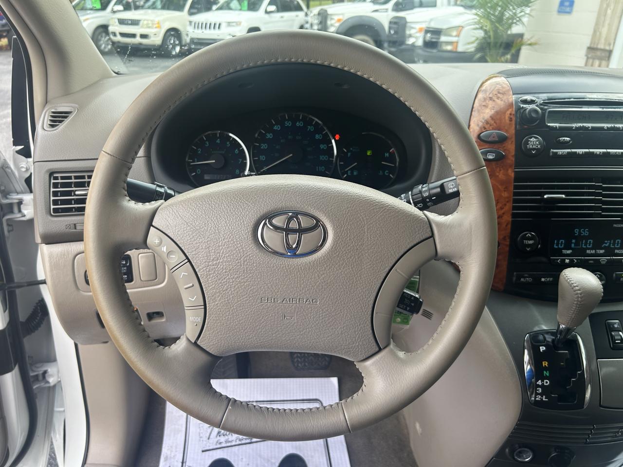 Toyota Sienna photo 15