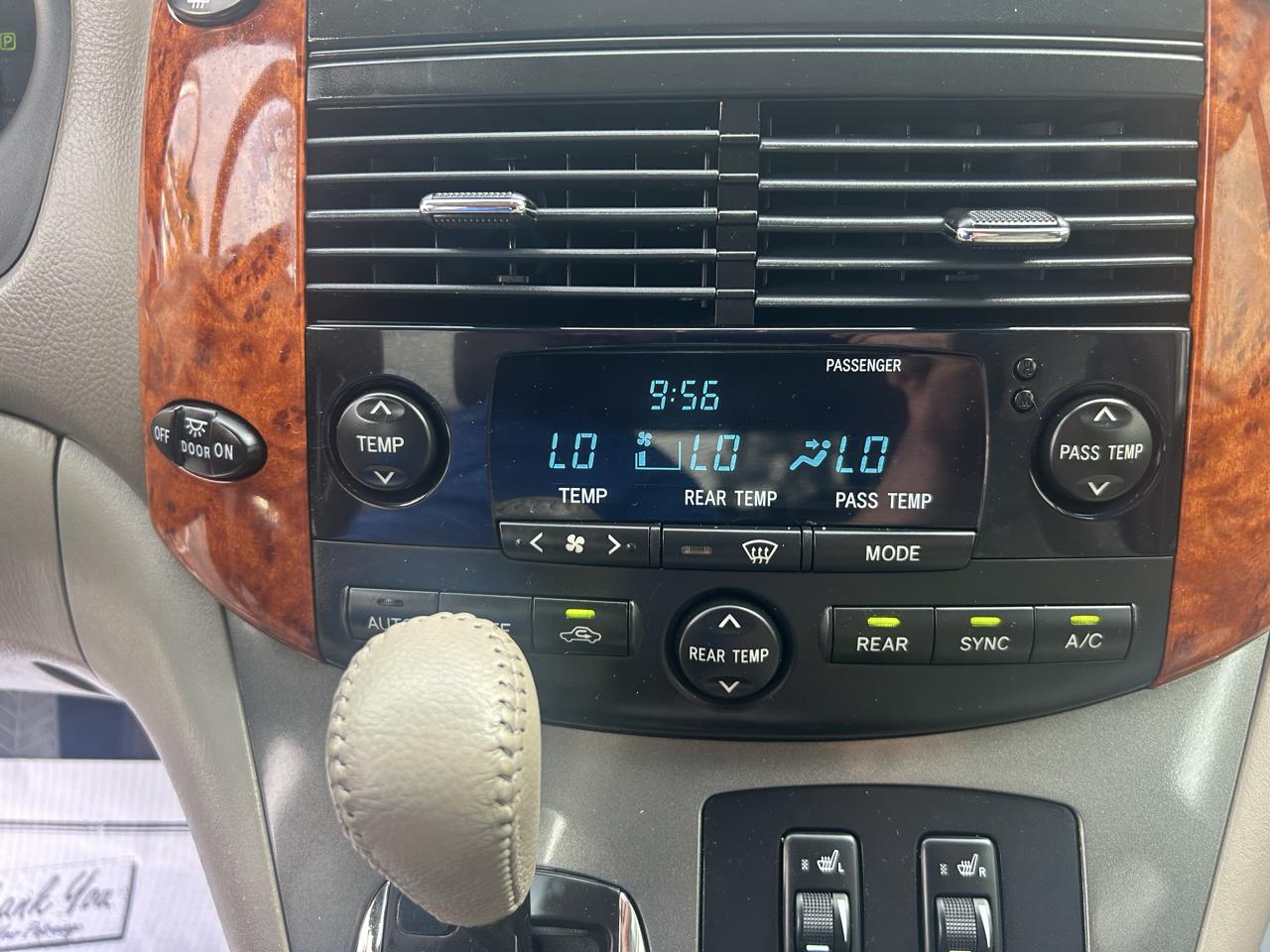 Toyota Sienna photo 18