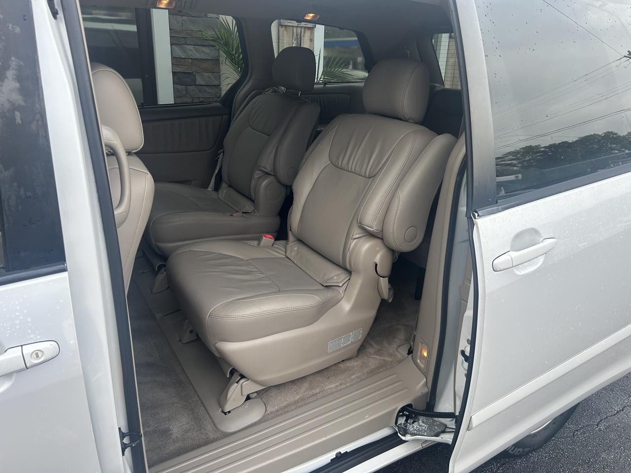Toyota Sienna photo 26