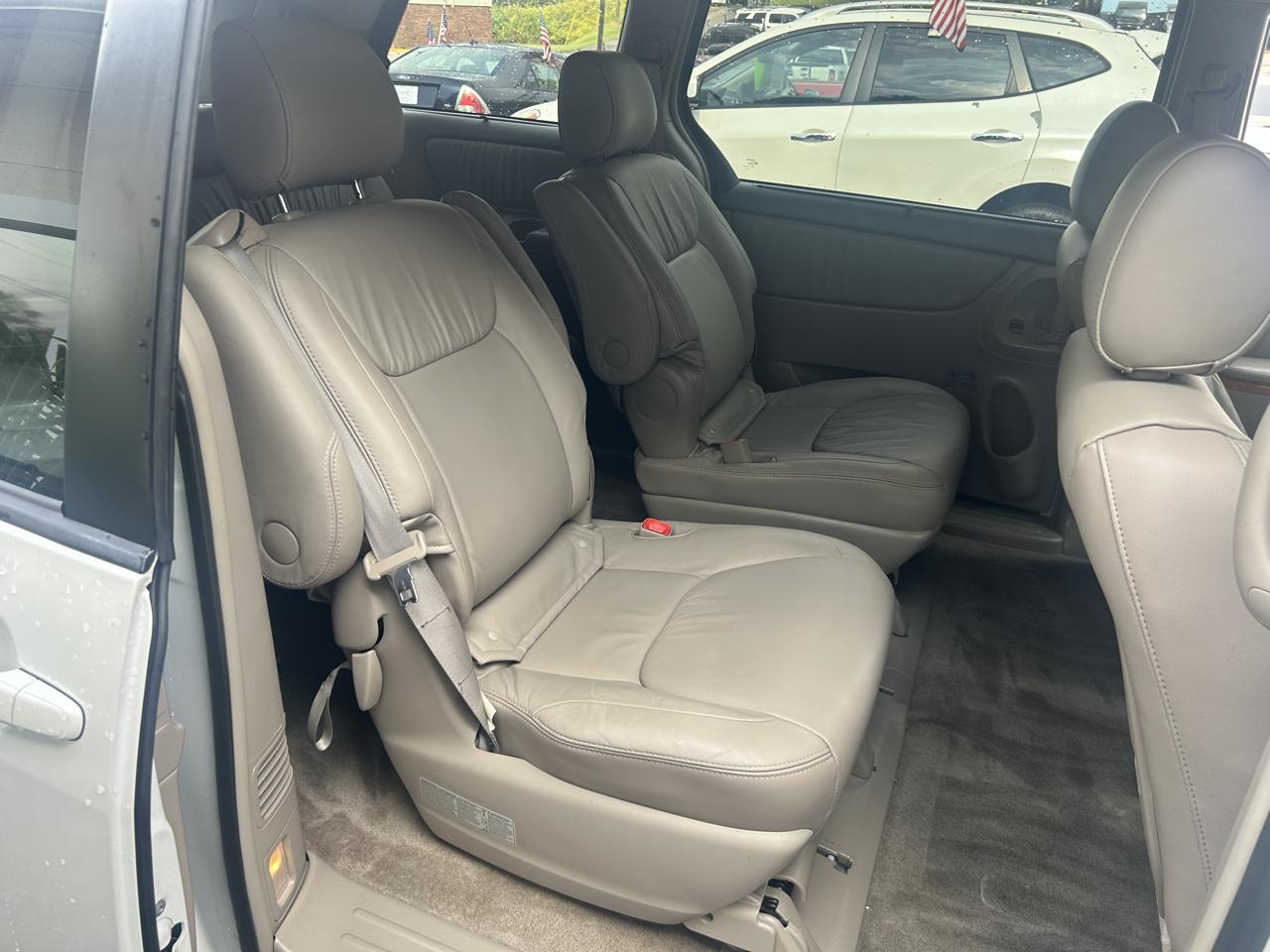 Toyota Sienna photo 28