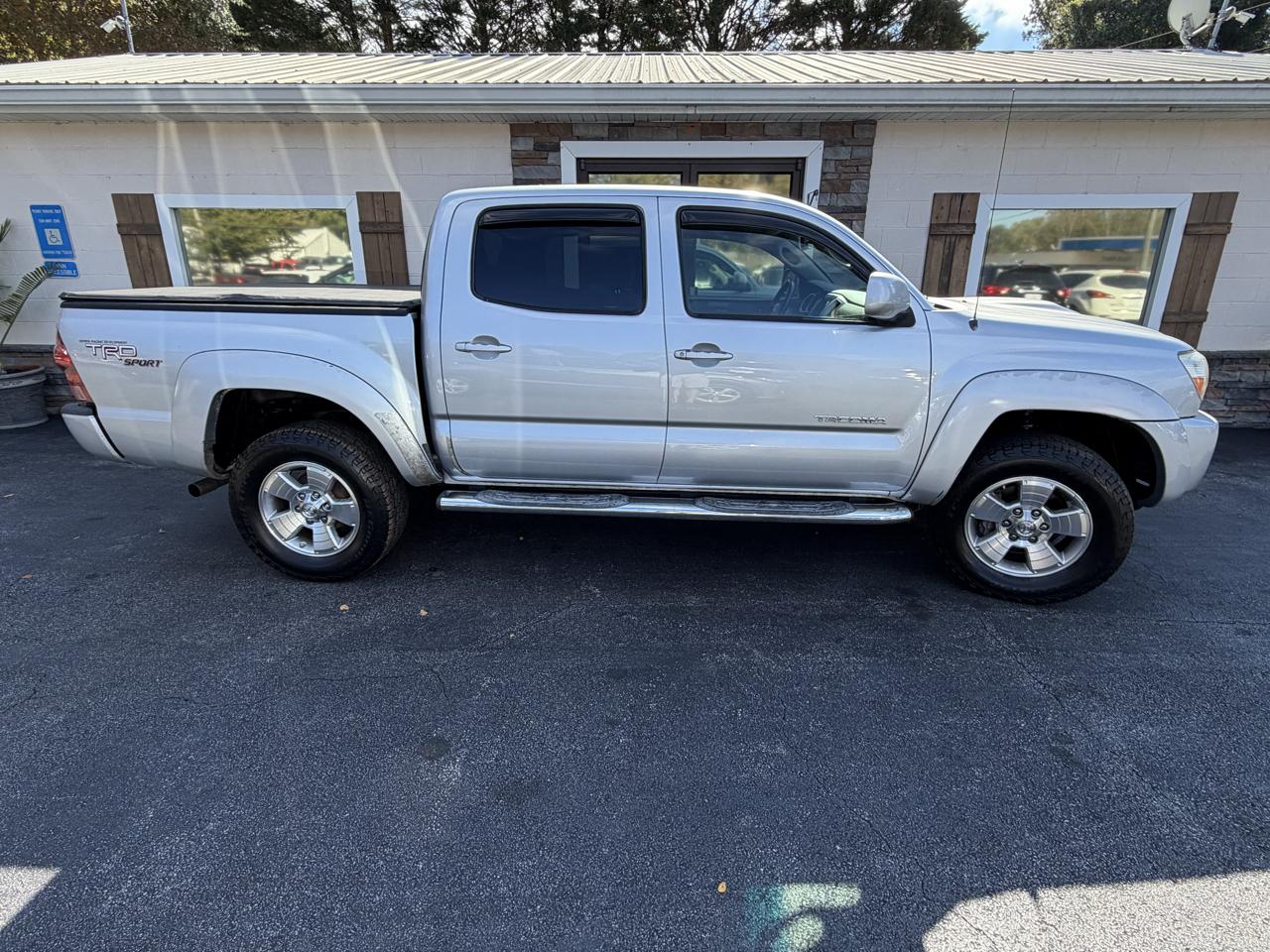Toyota Tacoma photo 2