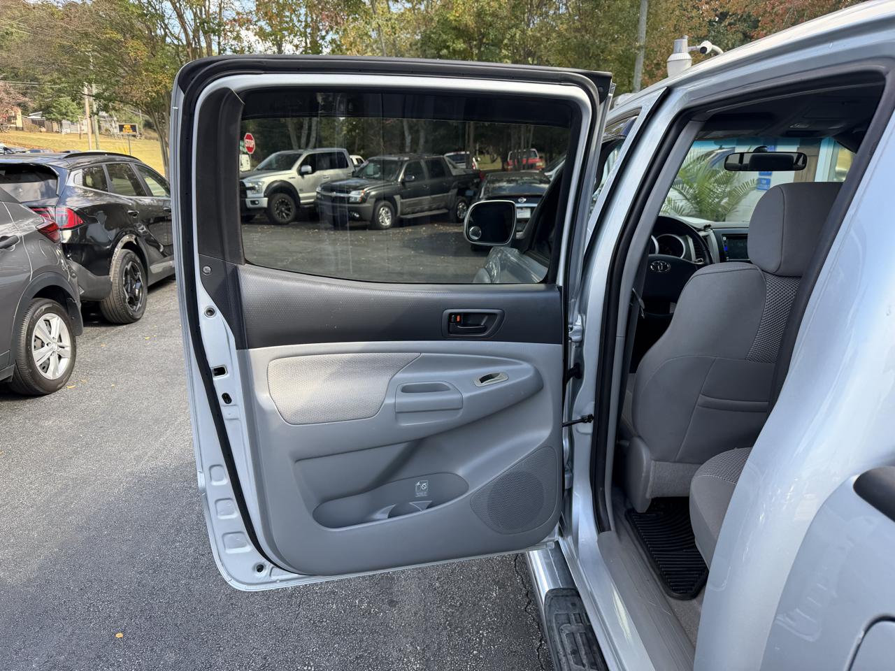 Toyota Tacoma photo 24