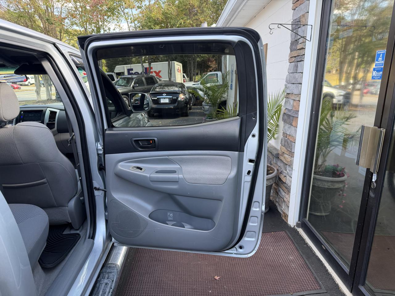 Toyota Tacoma photo 26