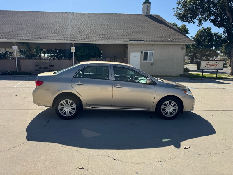 Toyota Corolla Base 5-Speed MT 2010