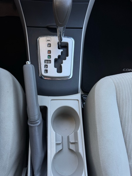 Toyota Corolla Base 5-Speed MT 2010