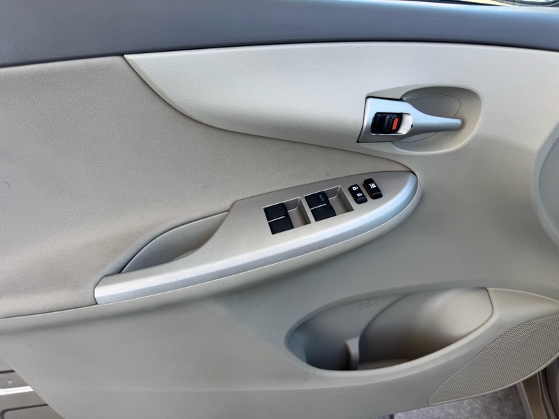 Toyota Corolla Base 5-Speed MT 2010