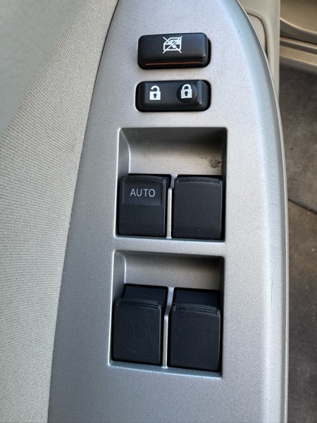 Toyota Corolla Base 5-Speed MT 2010