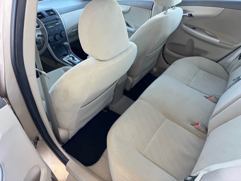 Toyota Corolla Base 5-Speed MT 2010