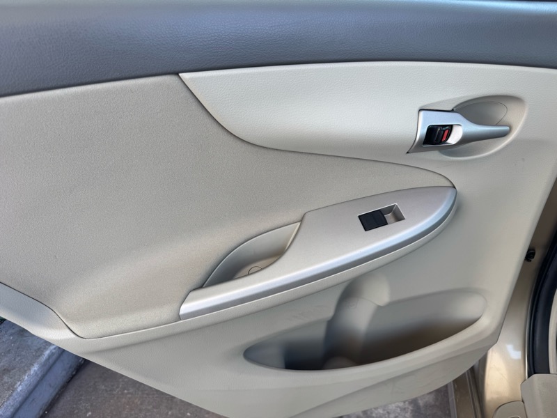 Toyota Corolla Base 5-Speed MT 2010