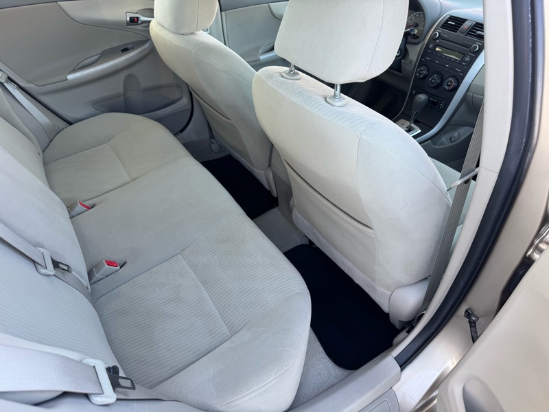 Toyota Corolla Base 5-Speed MT 2010