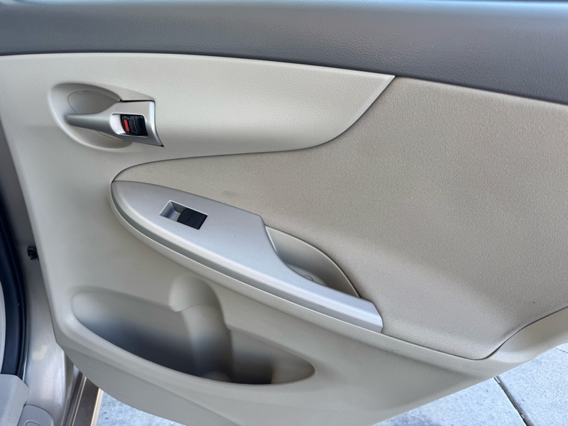 Toyota Corolla Base 5-Speed MT 2010