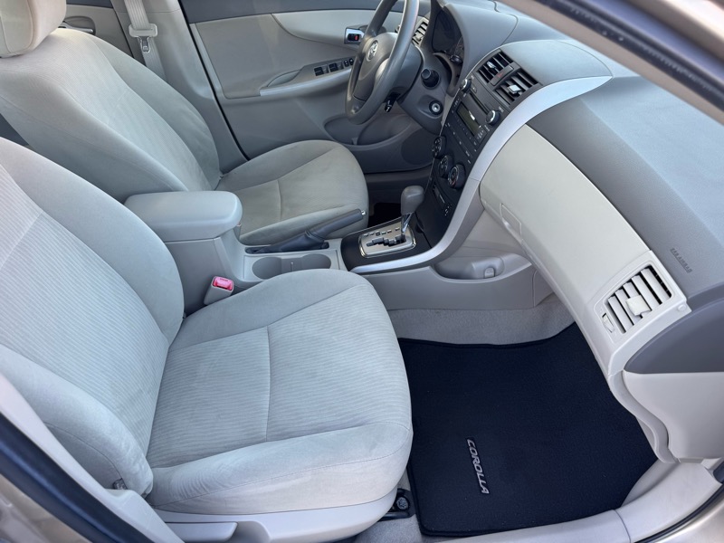 Toyota Corolla Base 5-Speed MT 2010