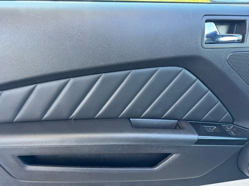 Ford Mustang V6 Convertible 2013