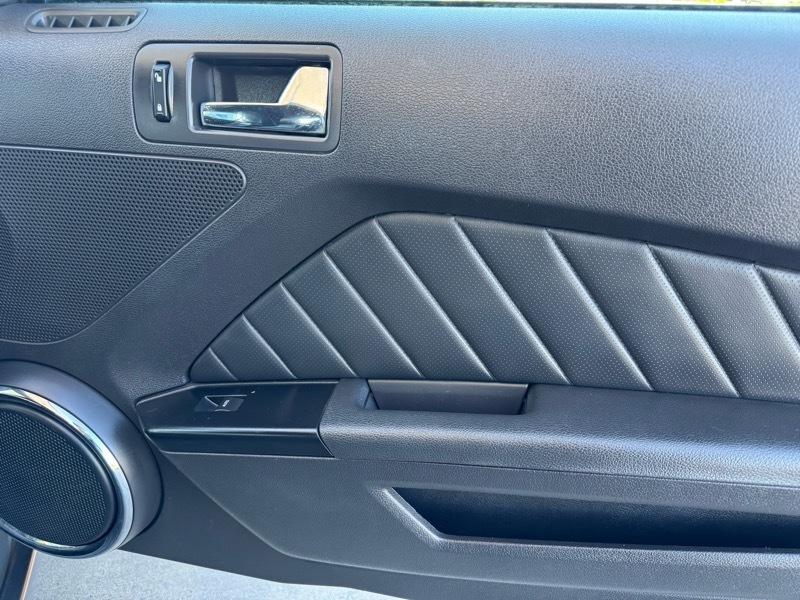 Ford Mustang V6 Convertible 2013