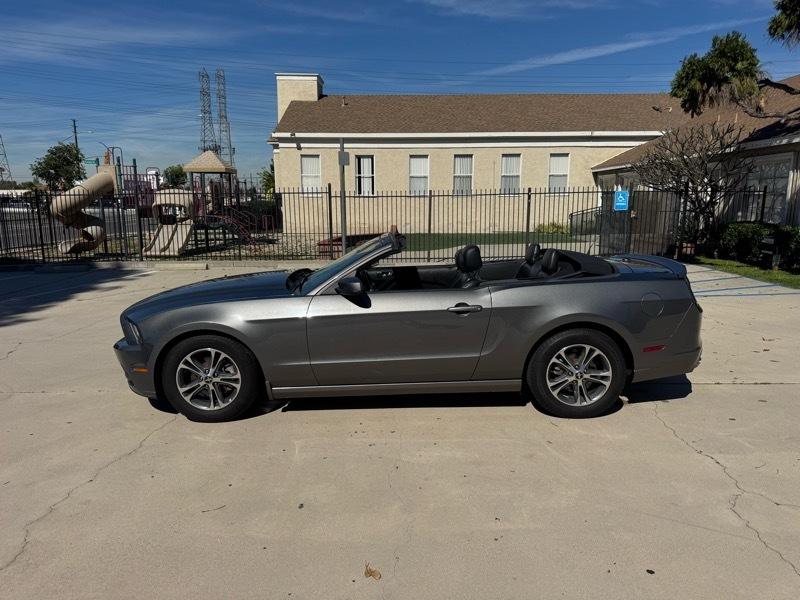 Ford Mustang V6 Convertible 2013