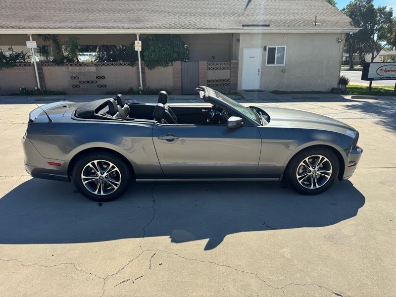 Ford Mustang V6 Convertible 2013