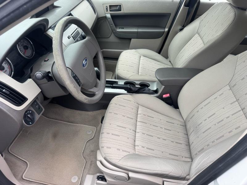 Ford Focus SE Sedan 2010