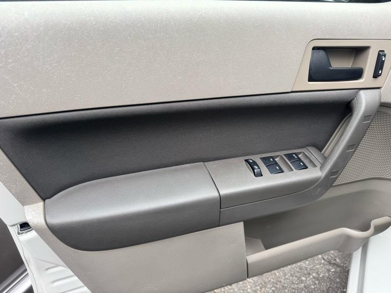 Ford Focus SE Sedan 2010