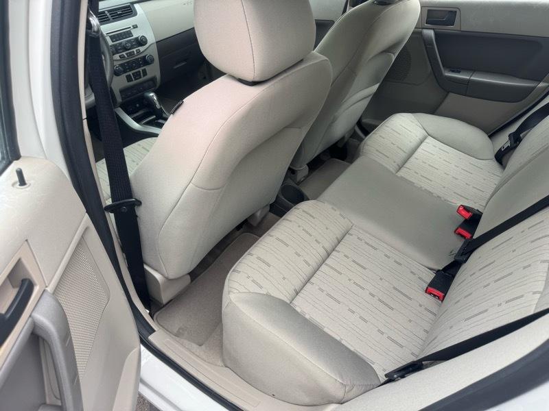 Ford Focus SE Sedan 2010