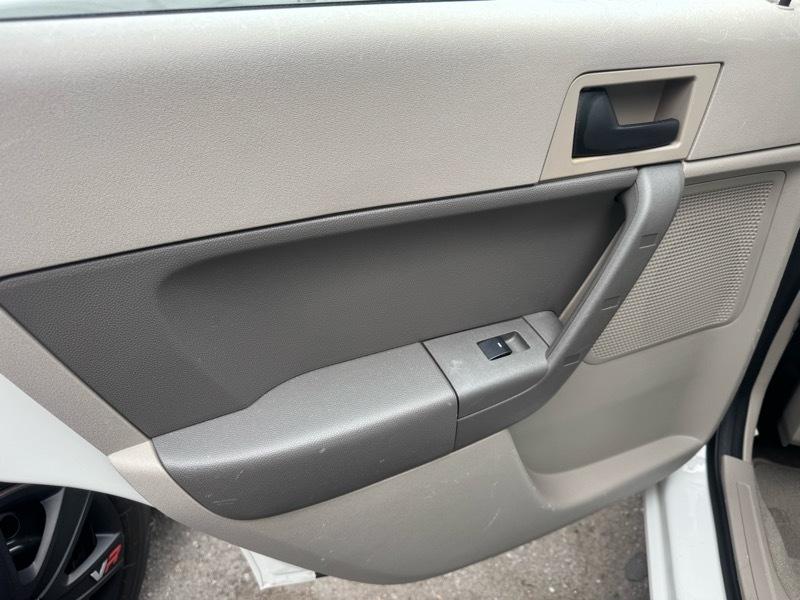 Ford Focus SE Sedan 2010