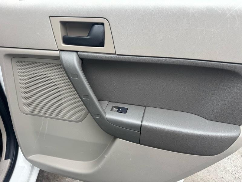 Ford Focus SE Sedan 2010