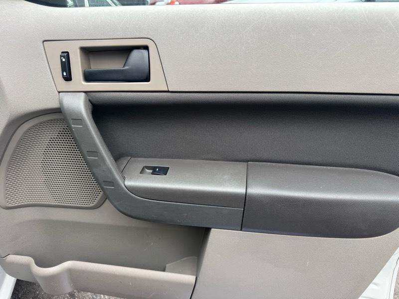 Ford Focus SE Sedan 2010