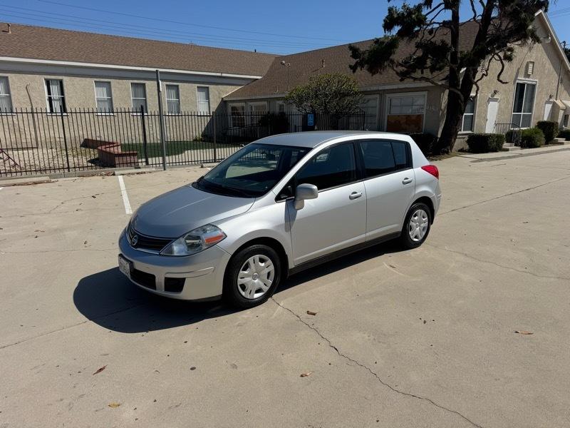 Nissan Versa 1.8 SL Hatchback 2011